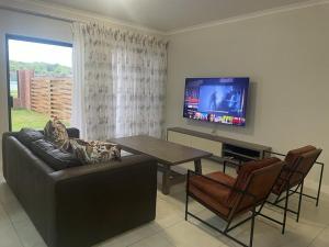 Televisyen dan/atau pusat hiburan di Blyde Beach Front Apartment Ground floor