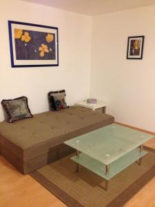 a living room with a couch and a table at City Apartment in Nürnberg Am Plärrer in Nürnberg