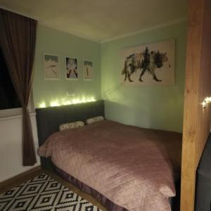 Łóżko lub łóżka w pokoju w obiekcie Kai Apartman