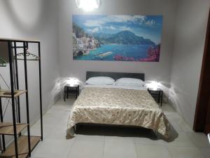 - une chambre avec un lit et une peinture murale dans l'établissement Mediterraneo, à Boscoreale