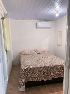 Casa da Vila في بورتو بيلو: غرفة نوم صغيرة مع سرير في غرفة