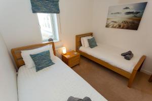 Giường trong phòng chung tại CROYDE BAYWATCH 5 Bedrooms