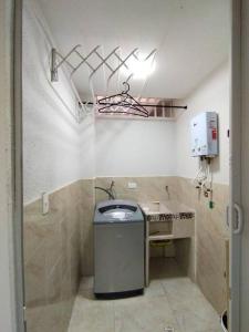 Baño pequeño con lavabo y aseo en Hermoso y nuevo apartamento en Santa Rosa de Cabal, en Santa Rosa de Cabal