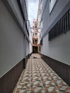 un pasillo vacío de un edificio con suelo de baldosa en Hermoso y nuevo apartamento en Santa Rosa de Cabal, en Santa Rosa de Cabal