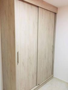 un gran armario de madera en la esquina de una habitación en Hermoso y nuevo apartamento en Santa Rosa de Cabal, en Santa Rosa de Cabal