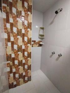 baño con ducha y puerta de cristal en Hermoso y nuevo apartamento en Santa Rosa de Cabal, en Santa Rosa de Cabal
