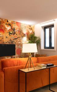 un soggiorno con divano e tavolo con lampada di Byobu Apartment, by Bolhão Residences a Porto