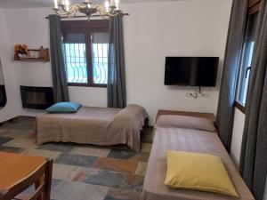 Pokój z 2 łóżkami i telewizorem z płaskim ekranem w obiekcie Senia Tomaset III w mieście Onil