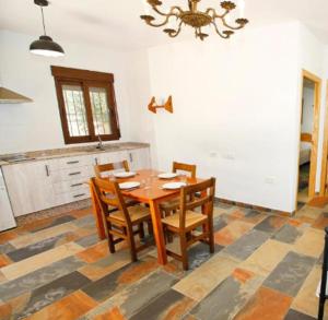 Onil的住宿－Senia Tomaset III，一间带木桌和椅子的用餐室