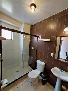 uma casa de banho com um chuveiro, um WC e um lavatório. em Hotel Boutique Vivenzo em La Paz