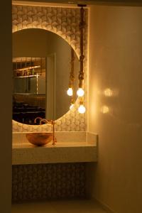 馬拉戈日的住宿－Pousada Águas de Maragogi，一间带水槽和镜子的浴室