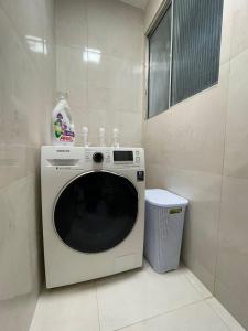 - Lavadora blanca en el baño en Seu lar no melhor de Recife - Boa Viagem., en Recife