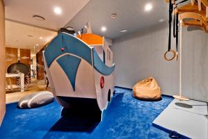 een speelkamer voor kinderen met een overdekte glijbaan bij BlueApart Apartamenty Hotelowe Nexo II in Puck