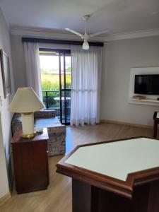 Una sala de estar con mesa de billar y televisión. en AGUAS DE SÃO PEDRO VIP, en Águas de São Pedro