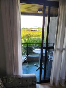 Habitación con puerta que da a un patio con mesa. en AGUAS DE SÃO PEDRO VIP, en Águas de São Pedro 9 fotos más