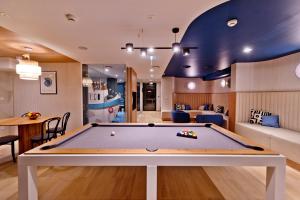 Stół bilardowy w obiekcie BlueApart Apartamenty Hotelowe Nexo II