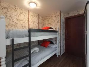 Двухъярусная кровать или двухъярусные кровати в номере Apartamento superior monte oiz