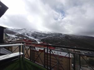 een balkon met uitzicht op een met sneeuw bedekte berg bij Apartamento superior monte oiz in Sierra Nevada