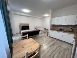 une cuisine et un salon avec une table et une cuisine dans l'établissement Apartman Liptov NP14, à Liptovský Mikuláš