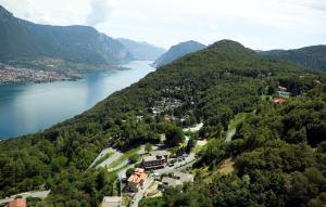 een luchtzicht op een stad op een heuvel naast een meer bij Hotel Mirabeau in Bellagio