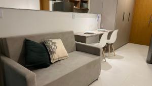 una sala de estar con un sofá y una mesa en Flat Espetacular em Porto de Galinhas Mana Beach Experiênce, en Porto de Galinhas