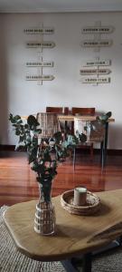 a vase sitting on a table with a coffee mug at Apartamento Parque Portovello in Allariz