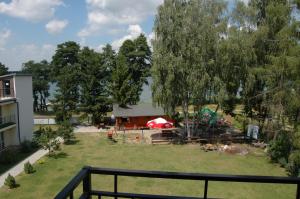 a view of a yard with a house and a tent at Panorama in Okuninka