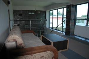 ein Wohnzimmer mit einem Sofa und einem Couchtisch in der Unterkunft Panorama in Okuninka