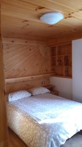 a bedroom with a wooden ceiling with a bed at CasaMau Bilo in Pera