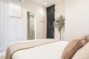 Posteľ alebo postele v izbe v ubytovaní Sophisticated apartment with balcony & city views by REMS + 33 fotografií
