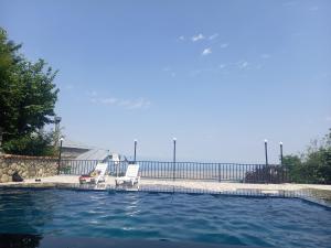 una piscina con due sedie e l'oceano di Tyupebi a Sighnaghi