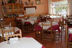 Um restaurante ou outro lugar para comer em O Lar de Carmiña
