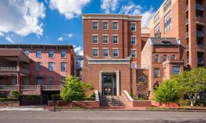 un grupo de edificios de ladrillo en una calle en Morrison Clark Inn Washington DC Convention Center en Washington