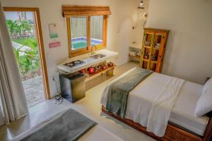 - une chambre avec un lit et un lavabo dans l'établissement Pousada Vila Mangaba, à Arraial d'Ajuda