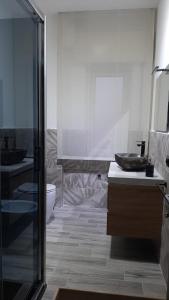 - Baño con 2 lavabos y aseo en THE HOME OF MUSIC STARS en Catania