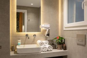 A bathroom at Heart Of Athens Apartments