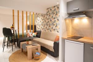 A kitchen or kitchenette at Heart Of Athens Apartments