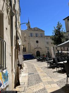 un edificio con tavoli e sedie in un cortile di Atelier 84 - AC - Loft - Avignon Centre Ville ad Avignone