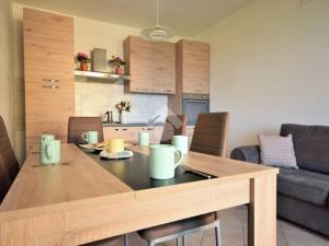 una cucina e una sala da pranzo con tavolo e divano di Casa Arborea a Castelsardo