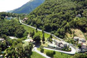 een luchtzicht op een kronkelende weg in een berg bij Hotel Mirabeau in Bellagio