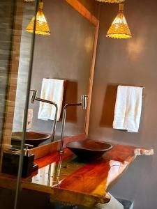 Baño con 2 lavabos y espejo en Casa Palmeira, en Pipa