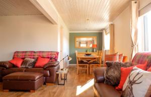 a living room with two couches and a table at Solas in Kensaleyre