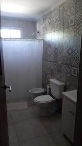 y baño con aseo, ducha y lavamanos. en PAJARO BLANCO en San Rafael