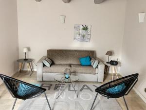 ein Wohnzimmer mit einem Sofa und 2 Tischen in der Unterkunft les demeures de Kerbosser in Ploeren