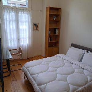 Un pat sau paturi într-o cameră la Maria's apartments