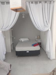 Кровать или кровати в номере Flats da barrinha da ferrugem a 500mt do mar