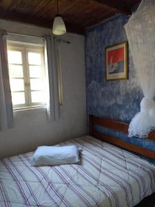 a bedroom with a large bed with a window at Casas de 1, 2 e 4 quartos-100m da praia- com AC-WIFI-Estac in Camburi