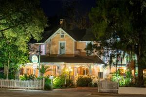 una casa decorata con luci di Natale di notte di Sweetwater Branch Inn a Gainesville