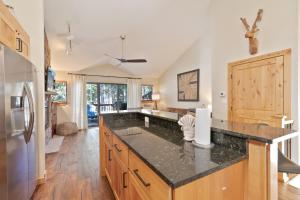 Η κουζίνα ή μικρή κουζίνα στο Village Point Retreat Townhome: Walk to Town Lifts w/ Private Hot Tub