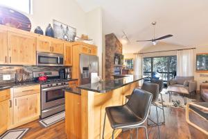 Η κουζίνα ή μικρή κουζίνα στο Village Point Retreat Townhome: Walk to Town Lifts w/ Private Hot Tub